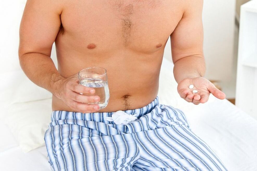 O home toma comprimidos para a prostatite